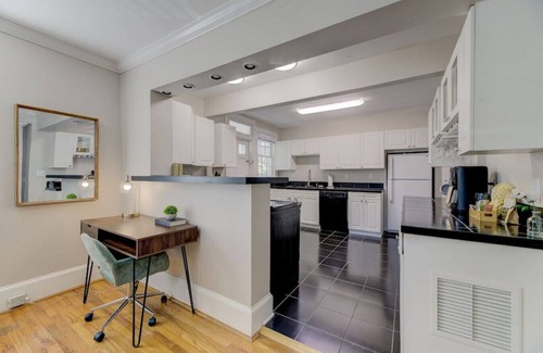 Earlewood House | Sweet Suite on Sunset 4BD 3 BA Home + 1BD 1 BA Guest Cottage