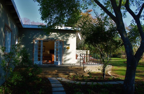 Muldersdrift House | Sweet Thorn Tree Spacious cottage for 2 people with great terrace!