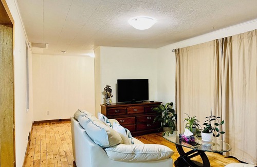 Collingwood House | Sweet Vacation Home for Travelers in COLLINGWOOD!