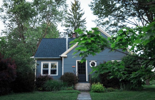Berne House | Sweet Valley Hi: Sunlit Retro Retreat