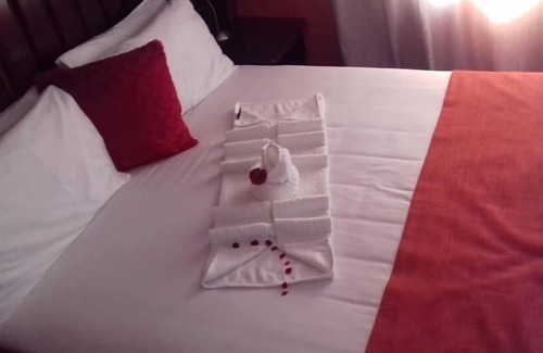 Serowe House | Sweetberries Bed & Breakfast