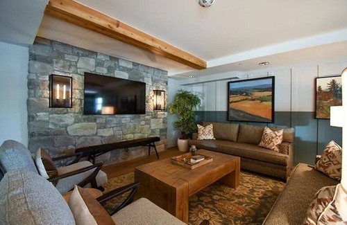 North Park City Cabin | Sweetwater Lift Lodge - Ski in, Ski Out - Heated Indoor Pool and Spa and Gym