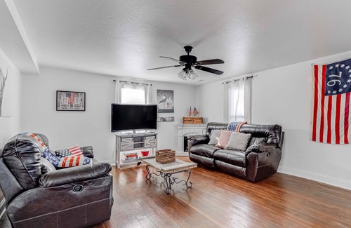 Greenfield House | Sweetwater Patriotic Farm experience Stockton Lake