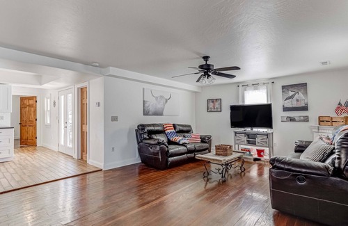 Greenfield House | Sweetwater Patriotic Farm experience Stockton Lake