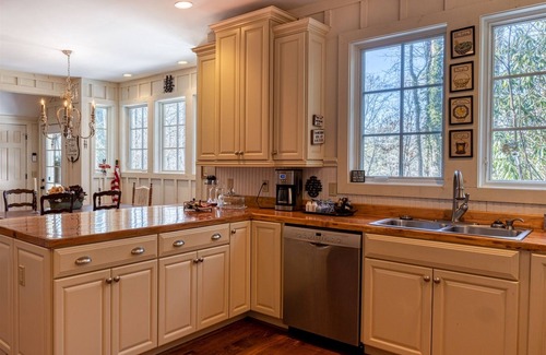 Highlands Cabin | Sweetwood Cottage | Highly Desirable Walk To Town Location