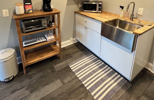Sea Scape Apartment | Swell - a cozy studio close to the beach and local shops/attractions