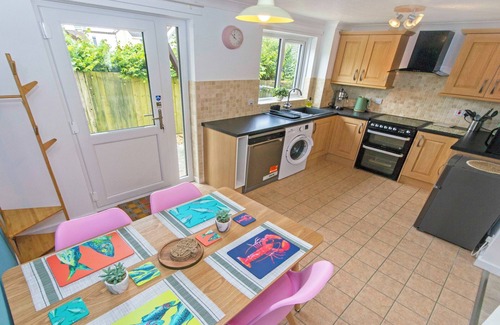 Croyde Cottage | Swell Times | Vibrant Beach Pad | Sleeps 4