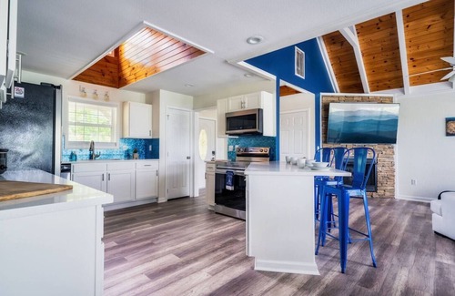 Morganton House | Swim All Year! Waterslide, Sleeps 26, Mtn View