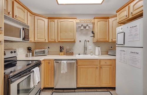 Saint Simons Island House | Swim, bike, relax: South Side Condo near East Beach with 4 bikes included
