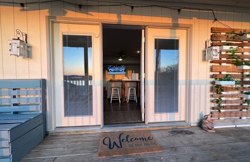 Lake Ozark Condo | Swim Dock, Family Fun, Close to Hot spots!