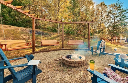 Gatlinburg - Pigeon Forge Cabin | Swim Spa, Fire pit, 3King Bed, Dog, Spacious Parking in Wears Valley