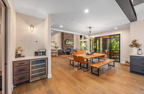 Roslyn House | Swim Spa Walk to Nelson Farm 5 Min to Lake+Seasonal FREE Night