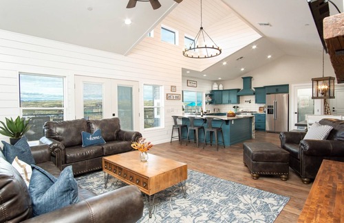 Cottonwood House | Swim & Stay at Old Town Overlook Across from Merkin Vineyards