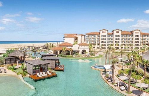 Los Cangrejos II y III Apartment | Swim-up bar, private beach, infinity pool, and Greg Norman-designed golf course