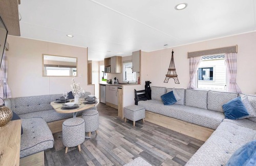 Prestonpans Apartment | swimming pool, entertainment complex, and children's play areas.