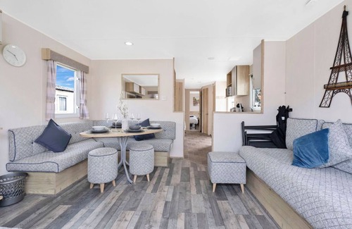 Prestonpans Apartment | swimming pool, entertainment complex, and children's play areas.