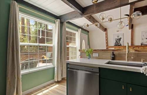 Summit Estates House | Swiss Bliss+5 Min Walk 2 Summit + Ski Slope Views
