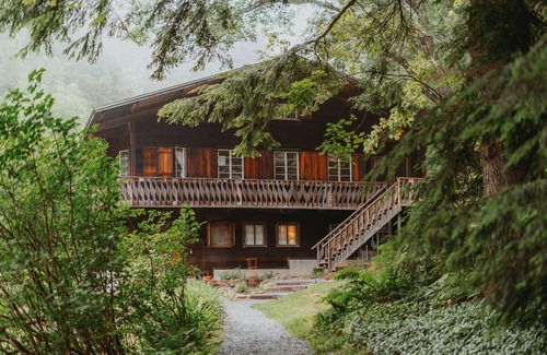 Nelson Ski Chalet | Swiss Chalet Family Retreat w/lake access