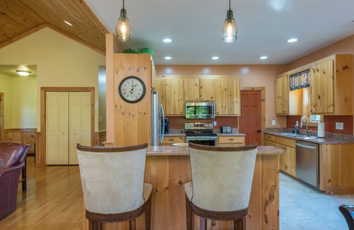 Spruce Pine Cabin | Swiss Pine Lodge, Hot tub+Fire-Pit, Grill, Mtn View, Game Room, Scenic Vistas!