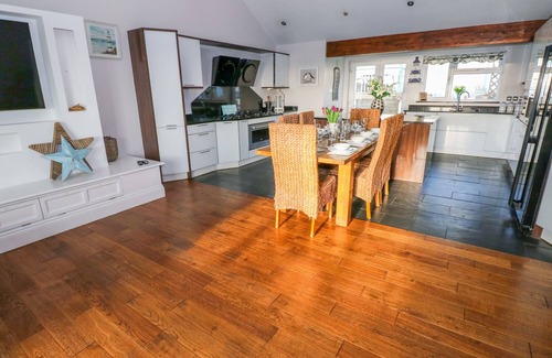 Amroth House | SWN Y MOR, pet friendly, luxury holiday cottage in Amroth
