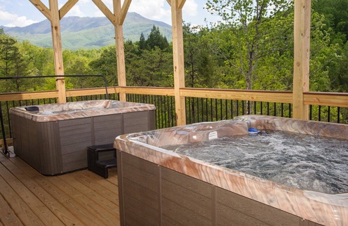 Pittman Center Cabin | Sycamore Mansion: Elevator, Views, Games, Hot Tubs Galore!