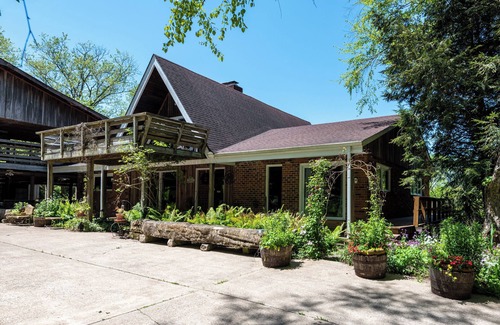 Bethpage House | Sycamore Springs county Charming Chalet, Bethpage
