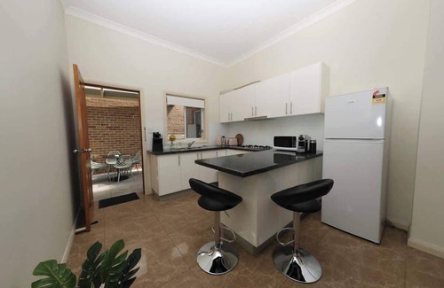 Concord House | Sydney Concord Modern 2 bedroom sleeps 6 guests
