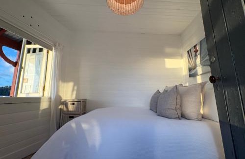 Birchgrove Apartment | Sydney Harbourfront Boathouse and Studio Escape
