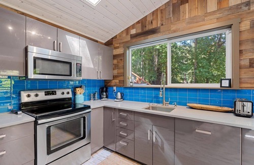 Guerneville Cabin | Sydney's Retreat~Chic & Enchanting Treetop Paradise! Quiet!HtTb/Pup/WiFi