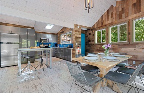 Guerneville Cabin | Sydney's Retreat~Chic & Enchanting Treetop Paradise! Quiet!HtTb/Pup/WiFi