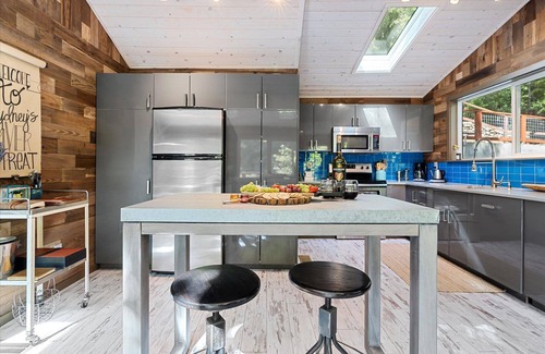 Guerneville Cabin | Sydney's Retreat~Chic & Enchanting Treetop Paradise! Quiet!HtTb/Pup/WiFi