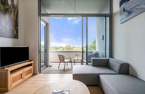 Crows Nest Apartment | Sydney Urban Oasis Balcony Views and BBQ