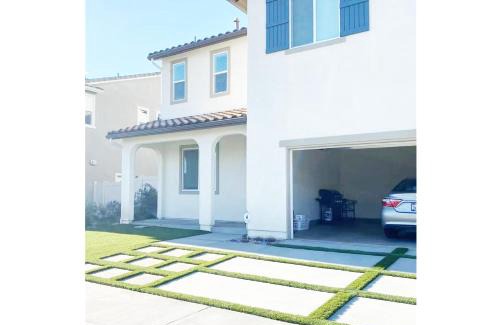 Sylmar House | Sylmar North LA Home 5 Bedrooms 3 Bath