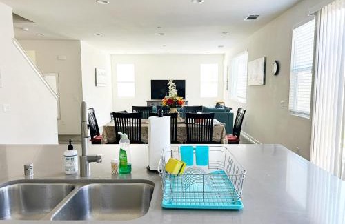 Sylmar House | Sylmar North LA Home 5 Bedrooms 3 Bath