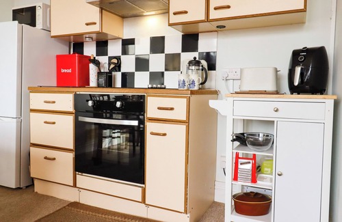 Bexhill-on-Sea Cottage | SYLVIAN, pet friendly, country holiday cottage in Bexhill-On-Sea
