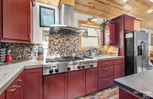 Downtown House | TᕼE ᗰᗩIᑎ ᒪOᗪGE- Modern comfort by TRAILS & MUSEUM located on quiet street