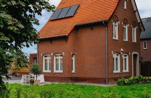 Kinrooi House | T Hovenshuis is een Sfeervolle Ingerichte Woning met Tuin op 1km van de Maas
