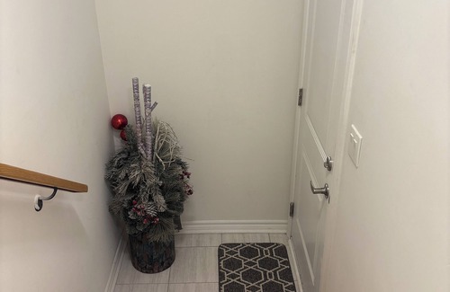 Durham Region House | t Private, cozy 1 bedroom guest suite in Oshawa with free parking.