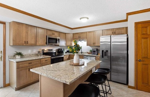 St. Peters House | T's Luxury Pool, Hot Tub, Home Theater & Arcade House Prime - St. Louis Airport
