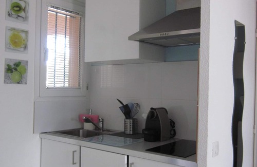 Sanary-sur-Mer Apartment | T2, 1 bedroom, 100 m from the beach, private swimming pool and parking, air conditioning, WIFI, linen included