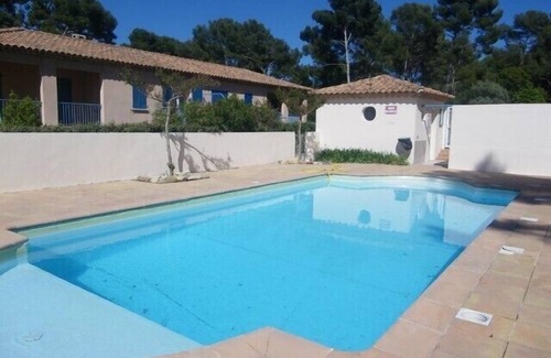 Sanary-sur-Mer Apartment | T2, 1 bedroom, 100 m from the beach, private swimming pool and parking, air conditioning, WIFI, linen included