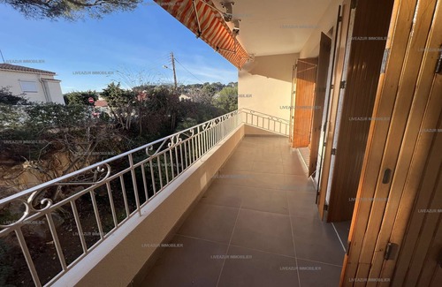 Sanary-sur-Mer Apartment | T2 apartment within walking distance of the beach and port for 4. WIFI.