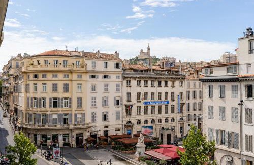 Opera Apartment | T2 Chic, Vue Vieux-Port et Notre Dame, Atypique, Calme, Clim, 48M2, Accès autonome avec code