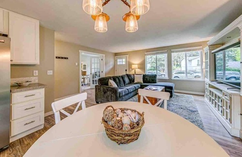 West End House | T2: Chillin Villa: Gazebo for hangout n cozy house