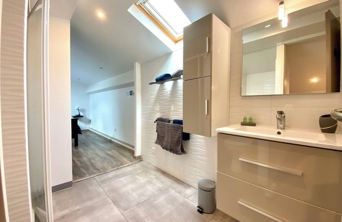 Sanary-sur-Mer Apartment | T2 entirely new in the middle of the alleys (Gd comfort: 2SDB, 2 WC)