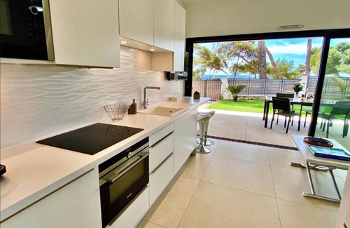 Carqueiranne Apartment | T2 les Pieds Dans L'eau aux Pins Penchés !