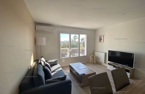 Sanary-sur-Mer Apartment | T3 apartment with air co near downtown with terrace for 4