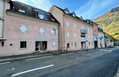 Luz-Saint-Sauveur Apartment | T3 historic center Luz + private parking