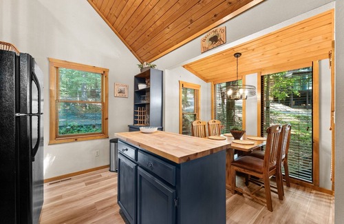 Kimberling City Cabin | Table Rock Lake View, Huge Deck, Trees, Quiet, Updated, Decorated for Holidays!
