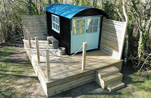 Holworth Cabin | Tadnoll Escape- Shepards Hut- Sleeps 2- Bbq- Lake